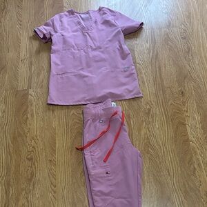 Figs Women's Scrub Set in Soft Pink